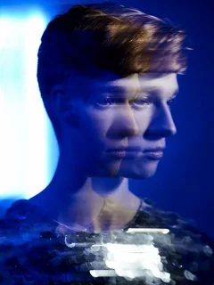 Блестки в голубой комнате